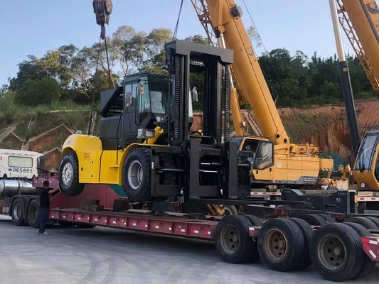 Xe nâng hạng nặng 25 tấn để xử lý các thùng chứa 20ft trong sân cảng