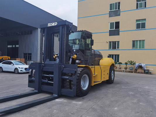 Máy nâng tải trọng nặng 25 tấn với cột thấp để xử lý container 20ft trong tàu LCT