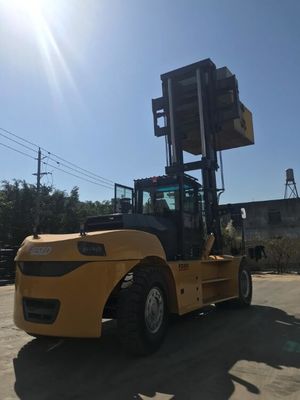 Xe nâng động cơ diesel cao 30 tấn để xếp các thùng hàng nặng