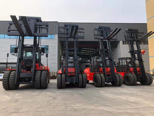 Chiếc xe nâng đa năng với tay lái và thiết bị gắn tùy chỉnh