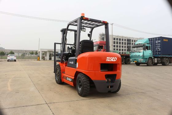 Xe nâng động cơ diesel FD30 3000kgs được trang bị động cơ ISUZU / MITSUBISHI