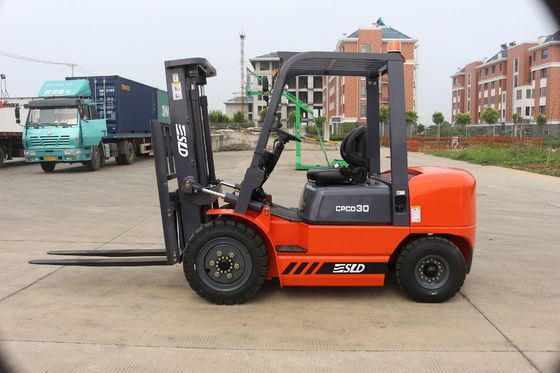 Xe nâng động cơ diesel FD30 3000kgs được trang bị động cơ ISUZU / MITSUBISHI