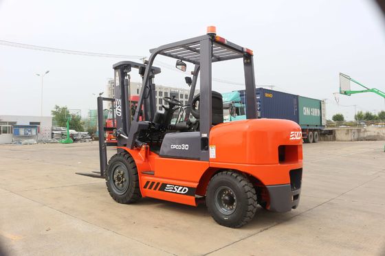 Xe nâng đối trọng diesel 3 tấn với lốp khí nén bốn bánh