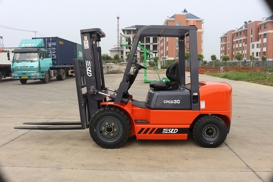 Chiều cao nâng 5000mm Xe nâng động cơ diesel CPCD30 3 tấn với cột cao thay đổi bên