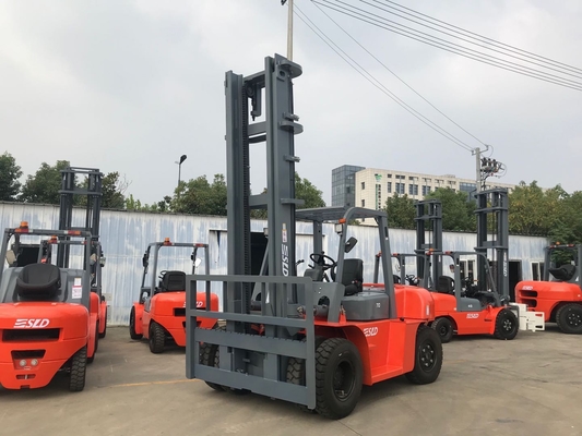 Xe nâng động cơ diesel 7 tấn với chiều cao nâng cột 2 tầng 6m