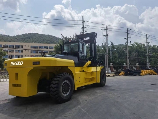 Xe nâng hạng nặng 42 tấn với động cơ CUMMINS và trục truyền động Kessler